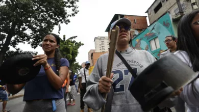 Personas golpean cacerolas en una manifestación luego de los resultados de las elecciones presidenciales este lunes, en Caracas (Venezuela). EFE/ Henry Chirinos