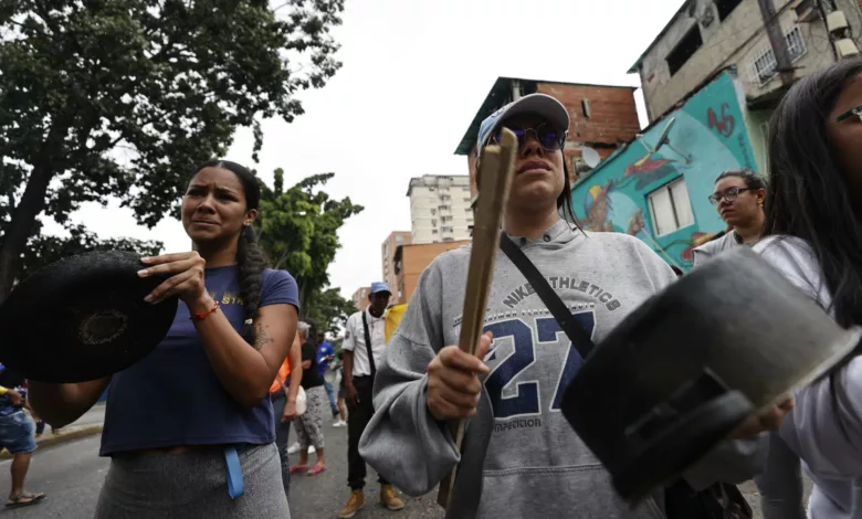 Personas golpean cacerolas en una manifestación luego de los resultados de las elecciones presidenciales este lunes, en Caracas (Venezuela). EFE/ Henry Chirinos